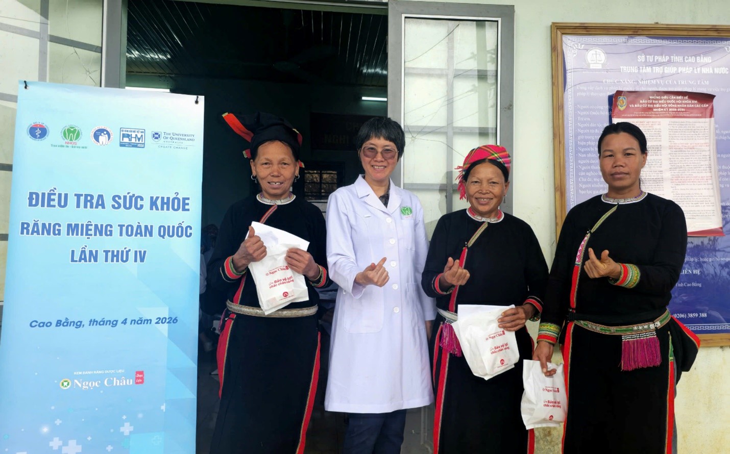 Mỗi người dân tham gia được tặng một suất quà là những sản phẩm chăm sóc sức khỏe răng miệng